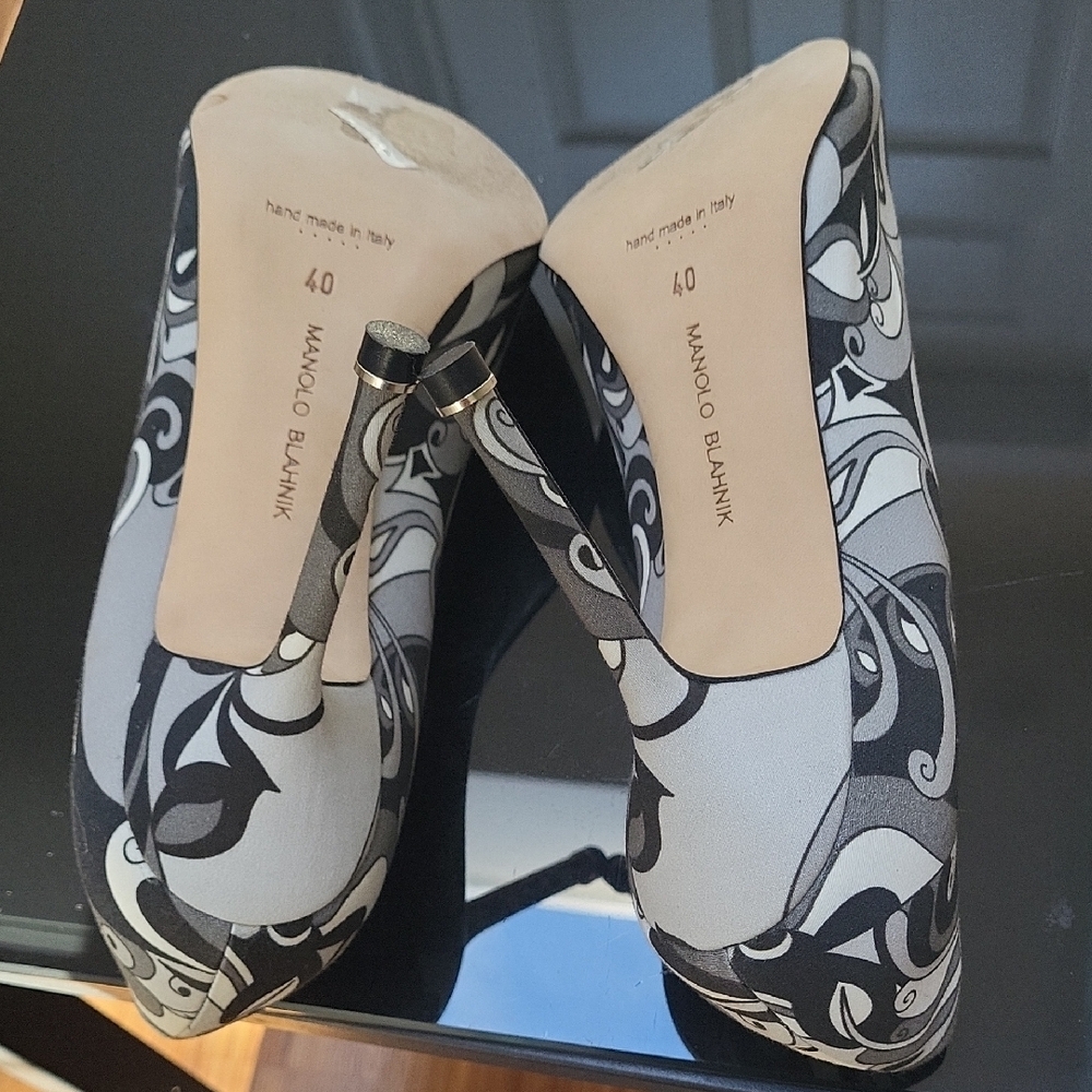 Manolo Blahnik Black and White Swirl Crystal-Buckle Pumps At Original Box - Picture 6 of 9